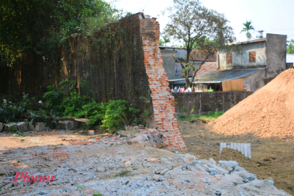 Đây không phải lần đầu bức tường đồn Mang Cá bị tháo dỡ một phần. Hơn 20 năm trước, một đoạn tường tại vị trí tiếp giáp vuông góc với mặt trong bờ tường Kinh thành cũng đã được cắt bỏ để phục vụ giao thông. Theo sách 700 năm Thuận Hóa - Phú Xuân - Huế, khi đó Bộ Quốc phòng cho phép cắt khoảng 15 m tường để mở đường ô tô nối cửa Chính Bắc với đường Mang Cá.