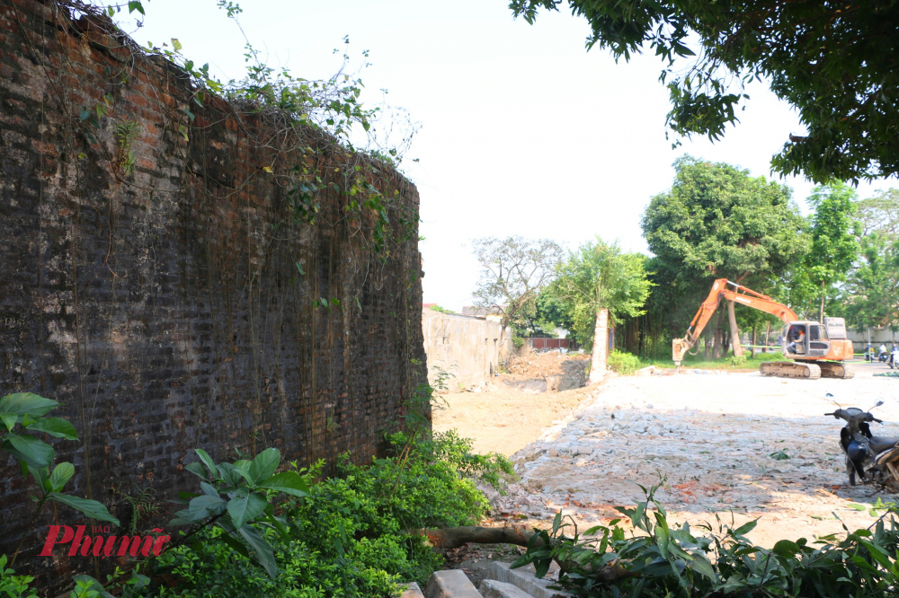 Theo UBND phường Phú Xuân (TP Huế), việc đập bỏ bức tường này nhằm giải phóng mặt bằng để triển khai chỉnh trang đường Thái Phiên nối dài (đoạn từ đường Mang Cá đến đường Đinh Tiên Hoàng).