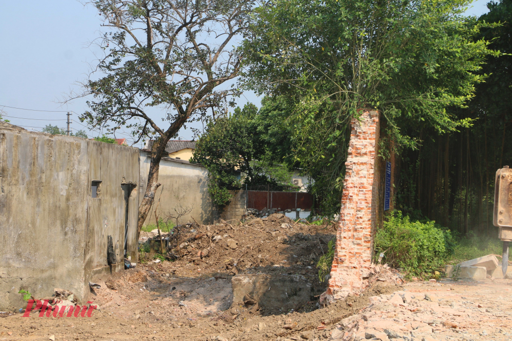 “Đây là bức tường ô nhục sau thời Kinh đô thất thủ (7/1885). Khu vực từ thành Mang Cá cũ chạy lên đến bức tường ô nhục (dọc đường Mang Cá ngày nay) tạo thành khu nhượng địa Pháp ở Huế (La Concession Francaise de Huế) mà người dân thường gọi là đồn Mang Cá lớn” (theo sách 700 năm Thuận Hóa - Phú Xuân - Huế)…