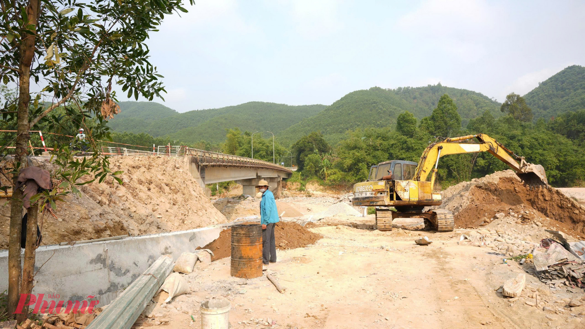 Nỗ lực sửa chữa cầu Lê Nô (xã Khe Tre)