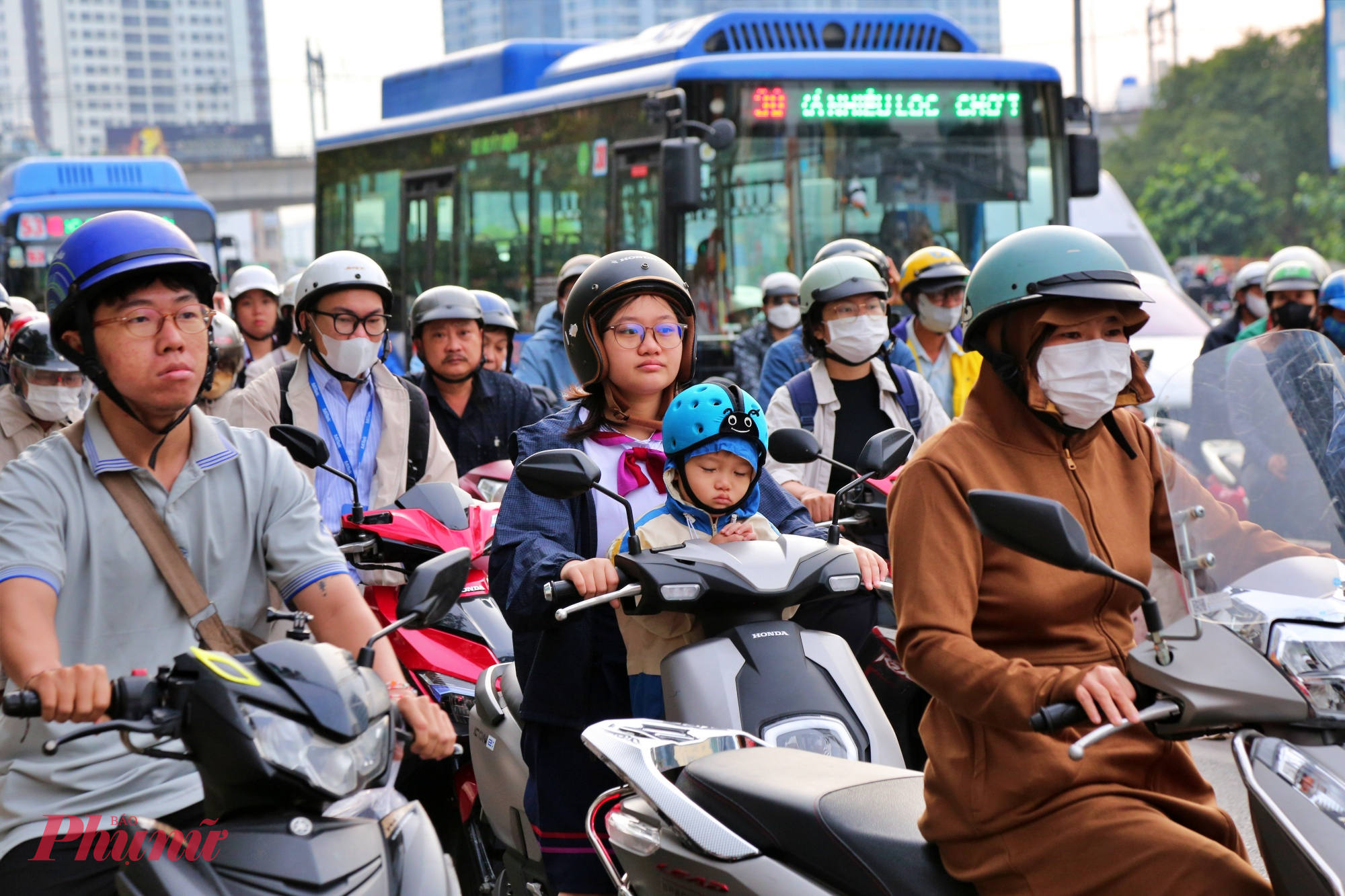 2 xe buýt bị kẹt lại giữa đông đúc xe máy trên đường Nguyễn Hữu Cảnh vào trung tâm TPHCM - Ảnh: Nguyễn Văn