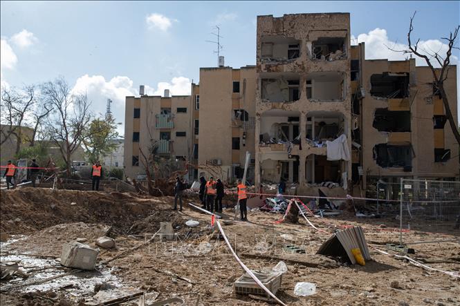 Tòa nhà bị hư hại sau cuộc tấn công bằng tên lửa tại Arad, Israel. Ảnh: THX/TTXVN