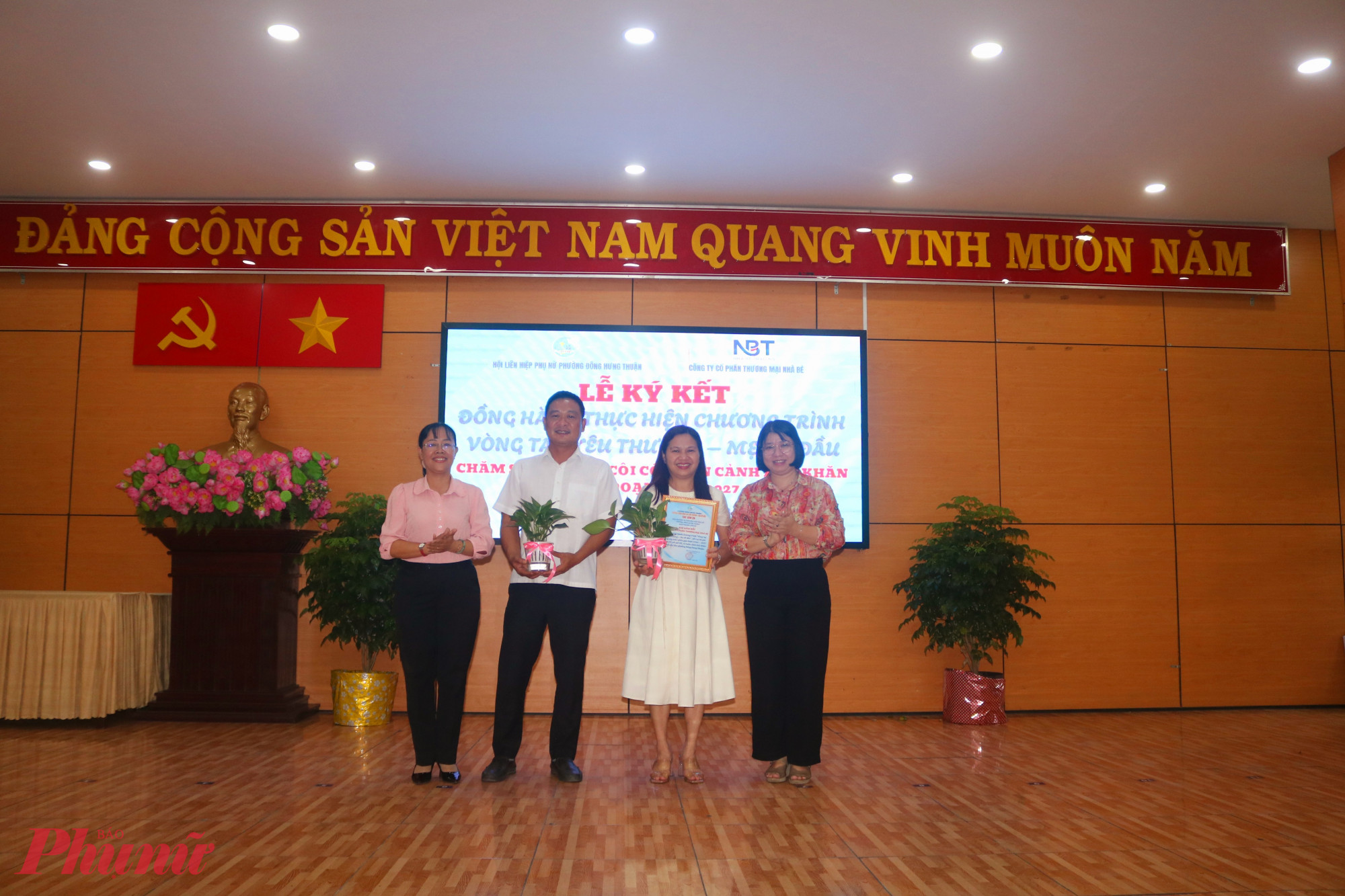 Bà Trần Thị Huyền Thanh – Bí thư Đảng ủy, Chủ tịch HĐND phường Đông Hưng Thuận (bìa phải) và bà Nguyễn Ngọc Yến – Phó chủ tịch Ủy ban MTTQ Việt Nam phường Đông Hưng Thuận, Chủ tịch Hội LHPN phường (bìa trái) – trao thư cảm ơn đến đại diện đơn vị đồng hành thực hiện chương trình “Vòng tay yêu thương – Mẹ đỡ đầu” - Ảnh: Mẫn Nhi 