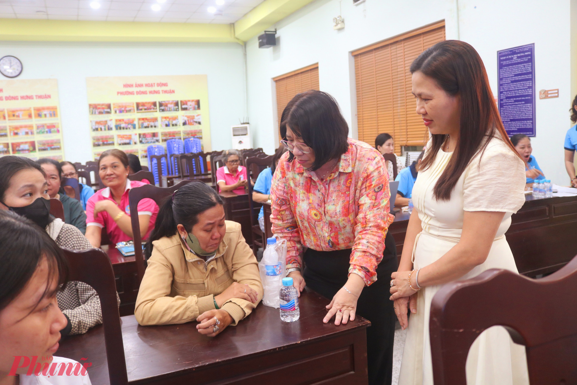 Chị Diễm (thứ 3, từ phải qua) bật khóc vì xúc động. Chị bày tỏ niềm vui khi con gái được các đơn vị quan tâm, hỗ trợ trên bước đường học vấn - Ảnh: Mẫn Nhi