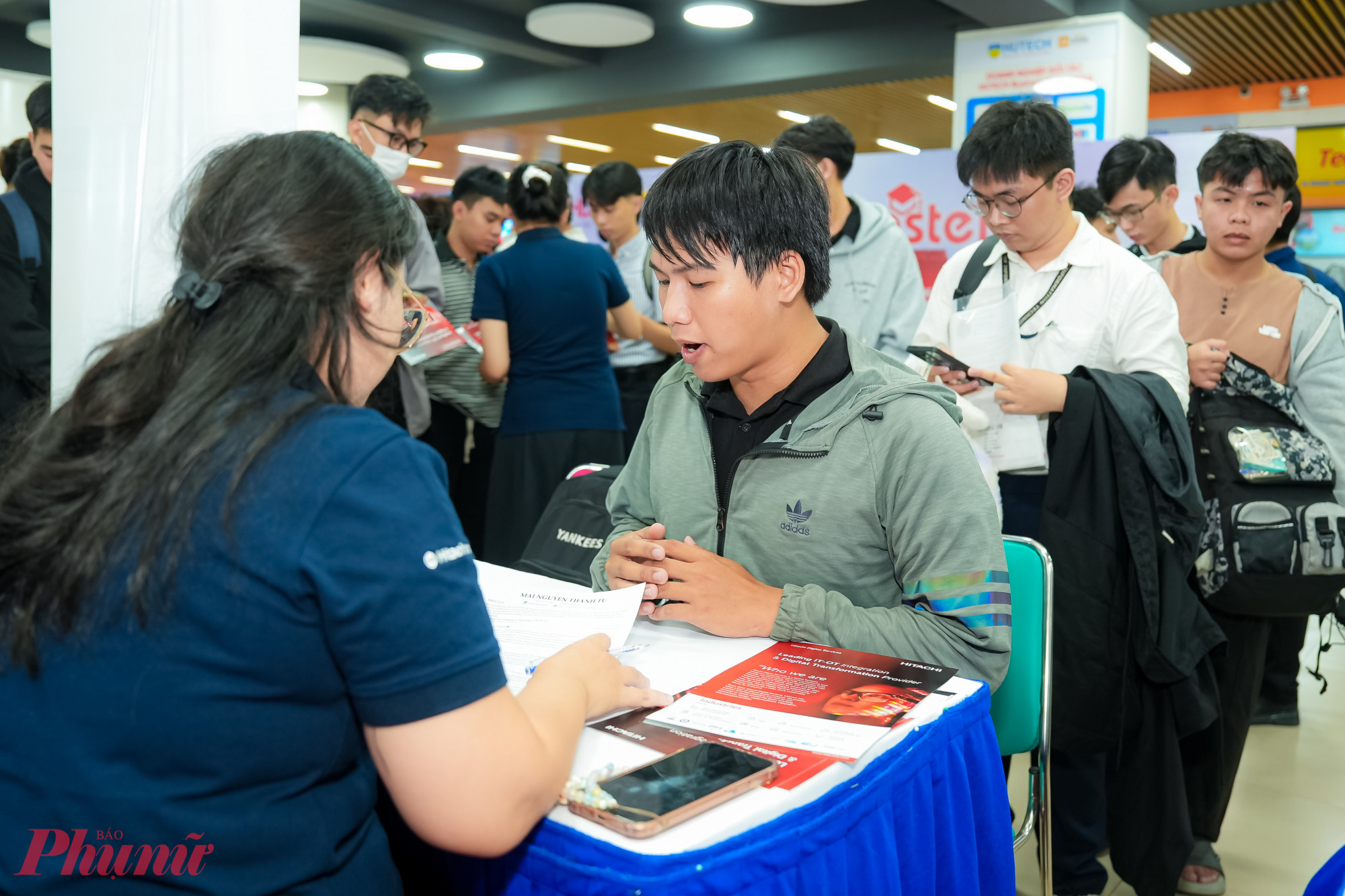 Sinh viên thử sức phỏng vấn, xin việc tại ngày hội - Ảnh: N.L