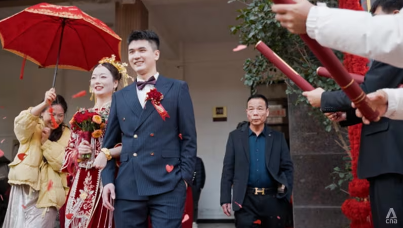 Một cặp vợ chồng kết hôn ở Trung Quốc, nơi số lượng đăng ký kết hôn đã giảm xuống chỉ còn hơn một nửa so với một thập kỷ trước.
