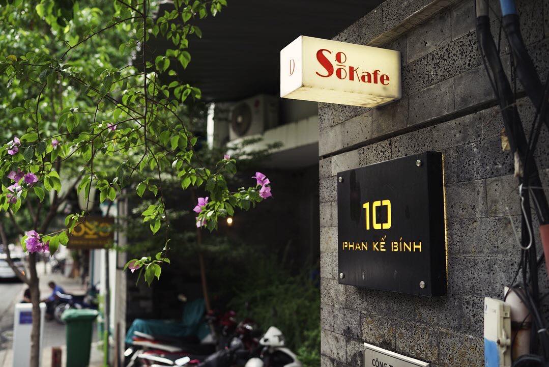 Soo Kafe (10 Phan Kế Bính, Đa Kao, Quận 1) Nằm trên tầng cao của một tòa nhà nhỏ, Soo Kafe mang đến cảm giác như một khu vườn treo giữa lòng phố. Không gian phủ đầy cây xanh với những chậu cây được sắp đặt khéo léo, tạo nên sự giao thoa giữa kiến trúc tối giản và thiên nhiên. Ánh sáng tự nhiên tràn vào từng góc nhỏ, khiến quán luôn sáng và thoáng.