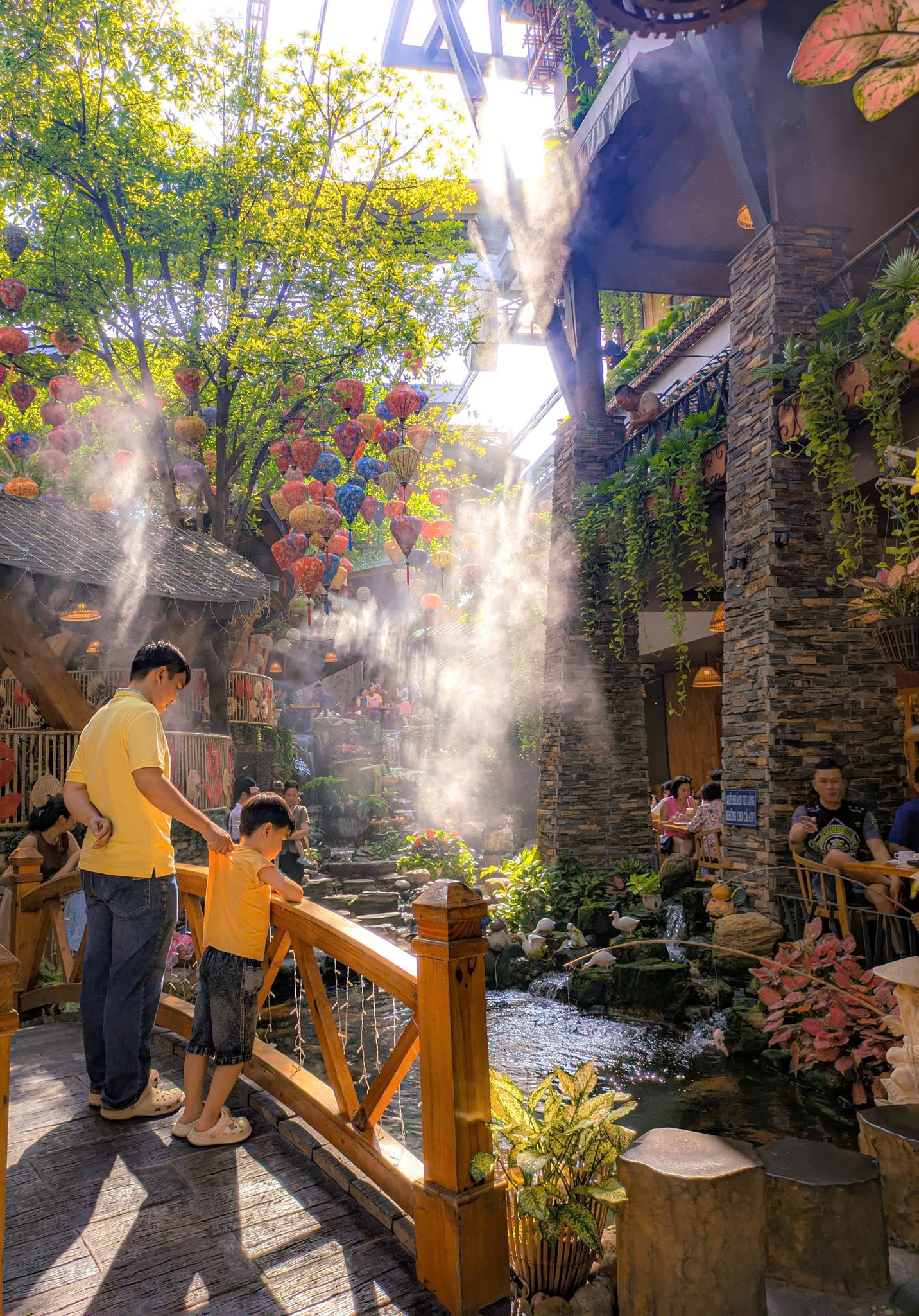 Menu đa dạng, trong đó cà phê sữa đá và các loại nước ép trái cây tươi được ưa chuộng. Giá từ 40.000–100.000 đồng, quán mở cửa từ 7:00 đến 22:00.