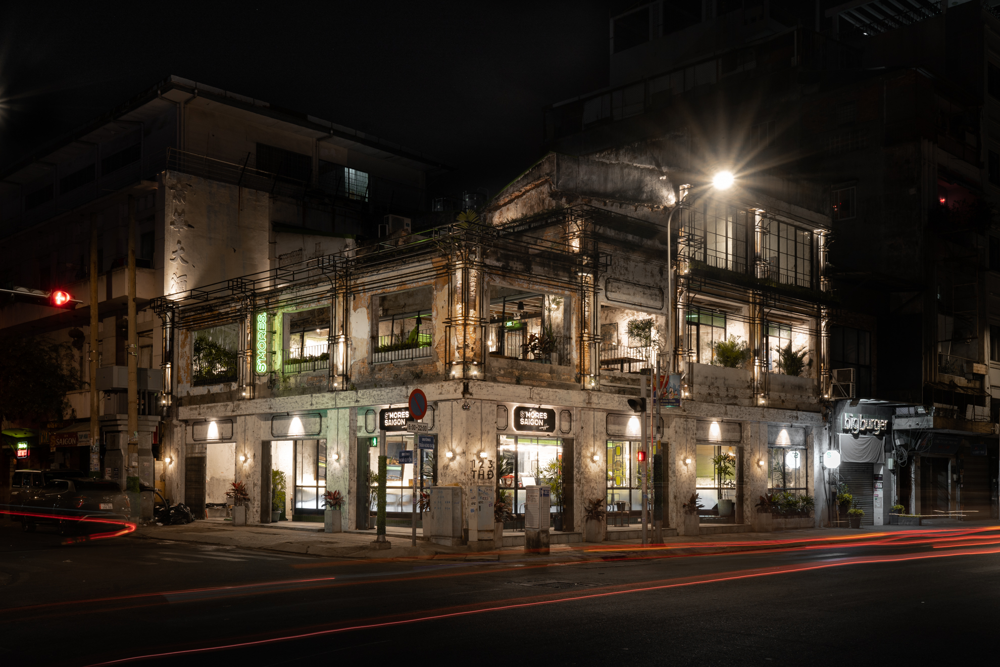 Nằm ở góc ngã tư Trần Hưng Đạo – Ngô Quyền (quận 5), S’mores Saigon Caffè gây ấn tượng với không gian nhà cổ hai tầng được cải tạo tinh tế, giữ lại vẻ cũ kỹ đặc trưng nhưng phủ thêm lớp ánh sáng và cây xanh dịu mắt.