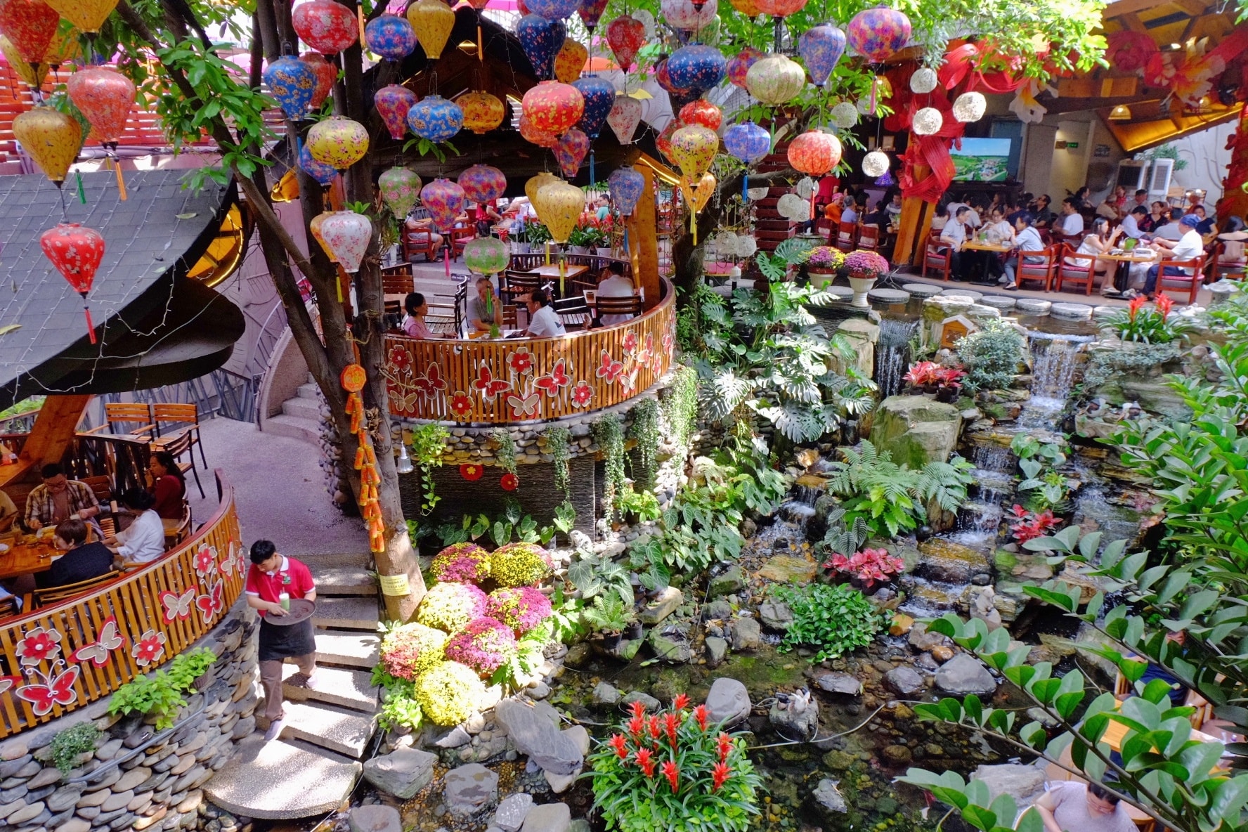 Cafe Miền Thảo Mộc (554E Minh Phụng, Phường 9, Quận 11)  Cafe Miền Thảo Mộc mang dáng dấp một khu vườn sinh thái với cây xanh, hồ nước và thác nhỏ đan xen, tạo cảm giác mát mẻ ngay từ khi bước vào. Không gian rộng, nhiều khu vực ngồi giúp khách dễ dàng chọn chỗ phù hợp.