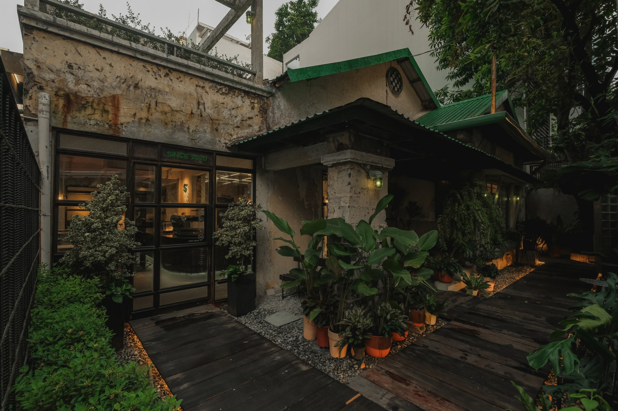 Ban ngày, quán đón nắng qua những ô cửa kính lớn, tạo cảm giác thoáng đãng mà không oi bức – một lựa chọn lý tưởng để “trốn nóng” giữa Sài Gòn.