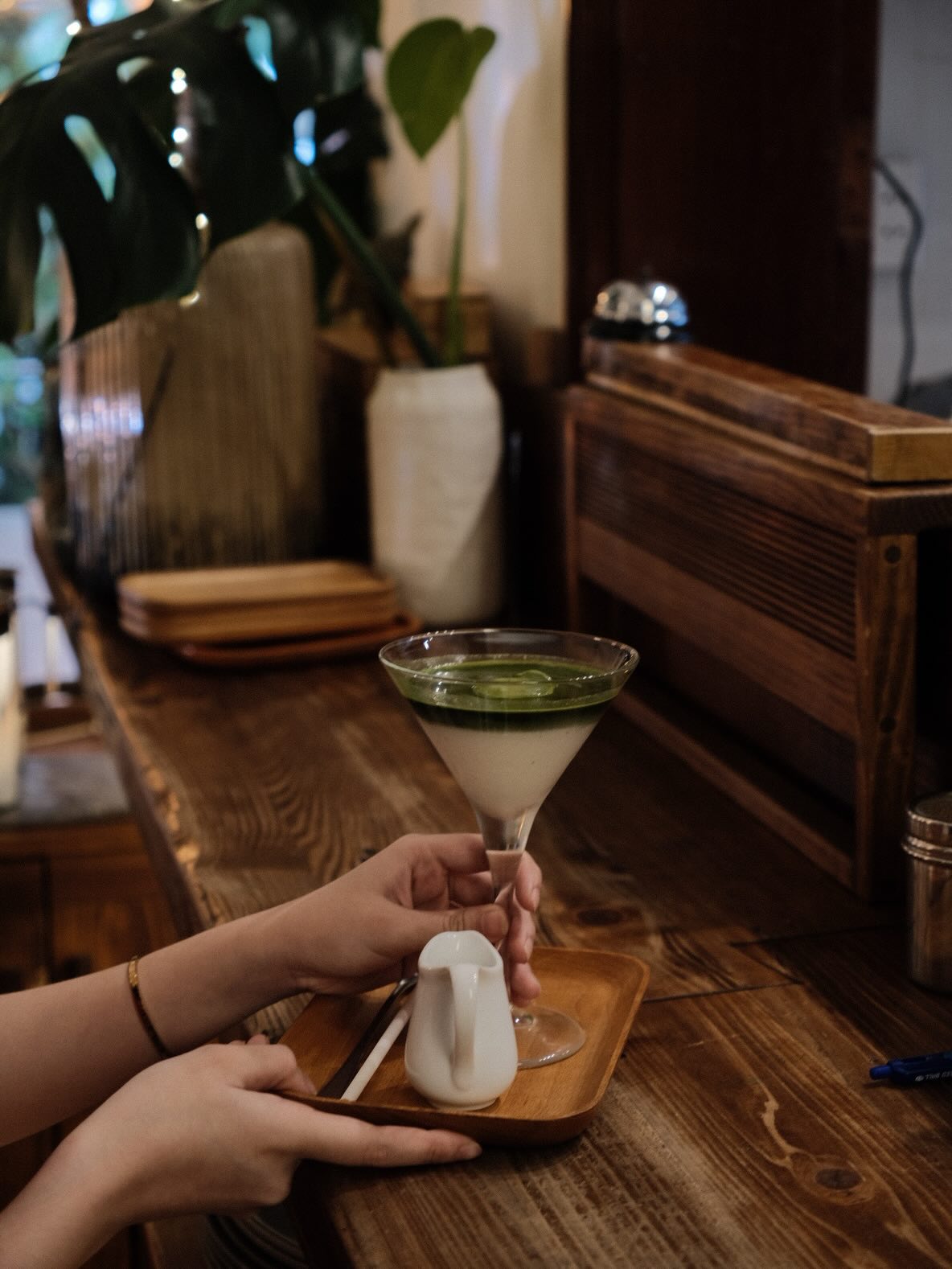 Thực đơn khá phong phú với các lựa chọn từ cà phê, trà, nước ép đến bánh ngọt; chất lượng ổn định, trình bày đẹp mắt. Mức giá dao động từ 50.000–150.000 đồng, quán mở cửa từ 7:00 đến 23:00