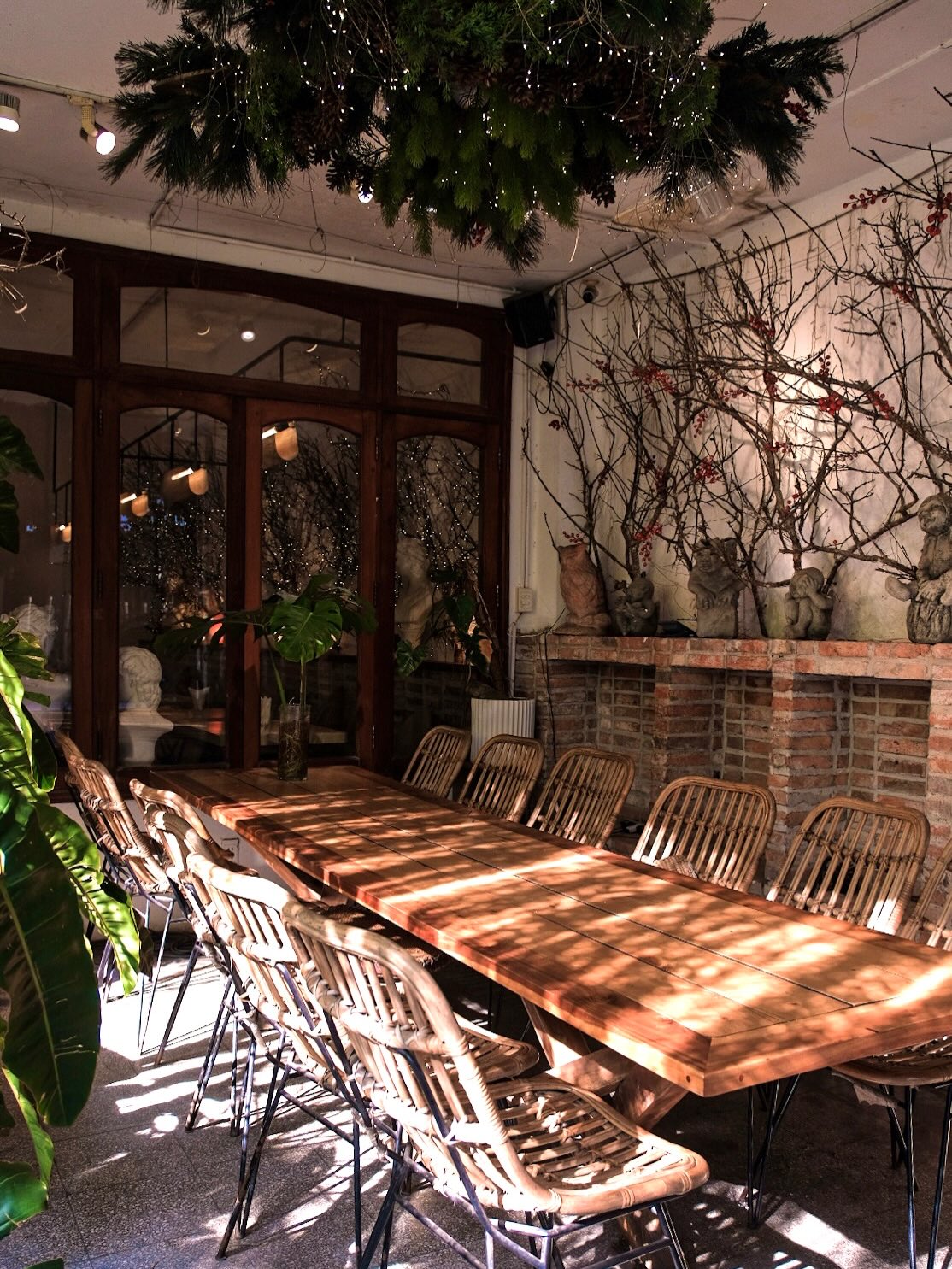 Không gian được bố trí thoáng đãng, nhiều góc ngồi linh hoạt, phù hợp cho nhiều mục đích như làm việc, gặp gỡ bạn bè hoặc đơn giản là tìm nơi “trốn nắng”