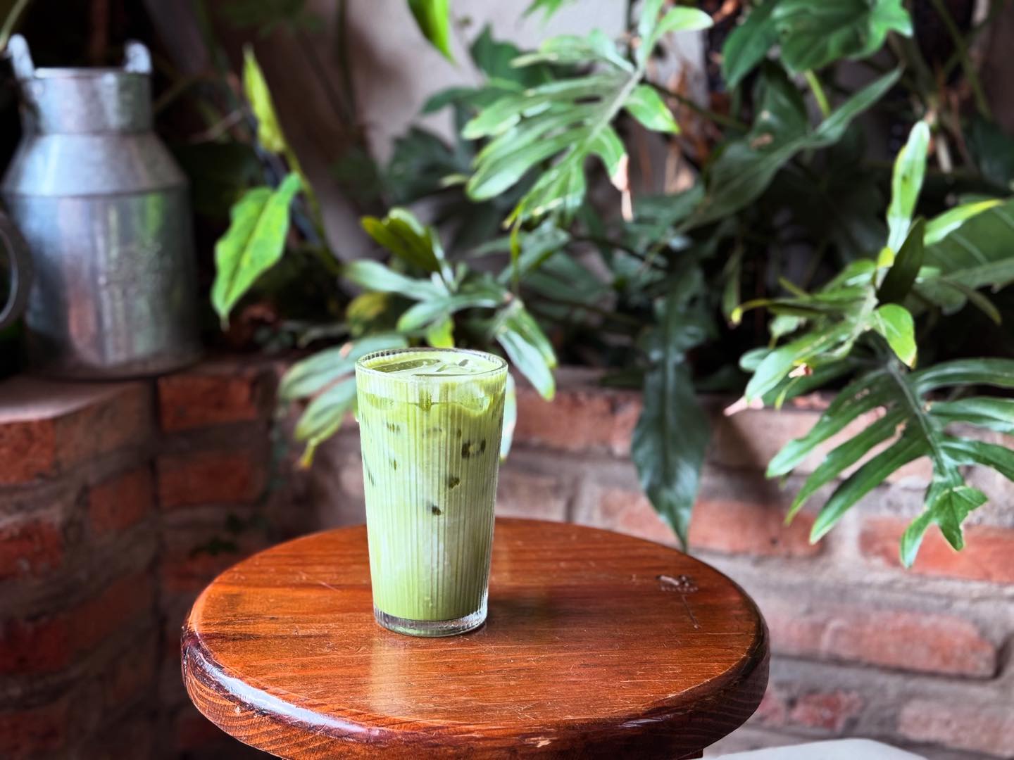 Menu tập trung vào cà phê và trà, trong đó cold brew và latte là hai món được gọi nhiều nhờ hương vị dễ uống, cân bằng. Giá từ 50.000–100.000 đồng, quán mở cửa từ 8:00 đến 22:00.