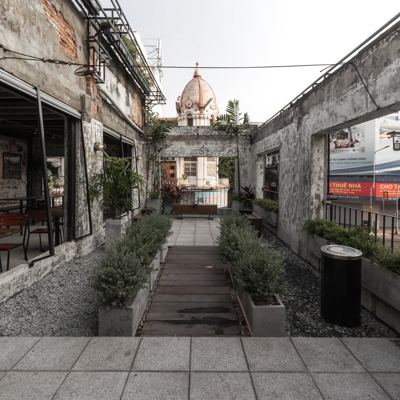 Menu đa dạng với cà phê, trà và các món đá xay dễ uống, trong đó cà phê sữa và các món signature mang hương vị cân bằng, hợp khẩu vị số đông