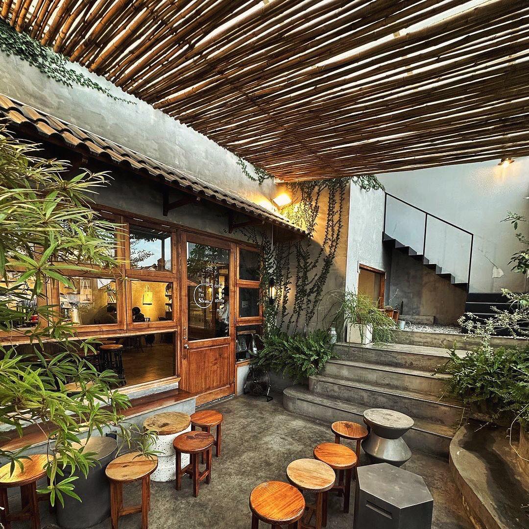 Soo Kafe (10 Phan Kế Bính, Đa Kao, Quận 1)  Nằm trên tầng cao của một tòa nhà nhỏ, Soo Kafe mang đến cảm giác như một khu vườn treo giữa lòng phố. Không gian phủ đầy cây xanh với những chậu cây được sắp đặt khéo léo, tạo nên sự giao thoa giữa kiến trúc tối giản và thiên nhiên. Ánh sáng tự nhiên tràn vào từng góc nhỏ, khiến quán luôn sáng và thoáng.