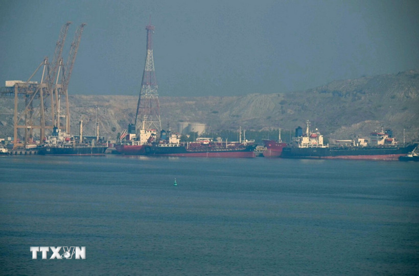 Tàu chở dầu tại cảng container Khor Fakkan, cảng nước sâu ở ngoài khơi thành phố Sharjah, Các Tiểu vương quốc Arab thống nhất, dọc eo biển Hormuz. (Ảnh: philstar.com/TTXVN)