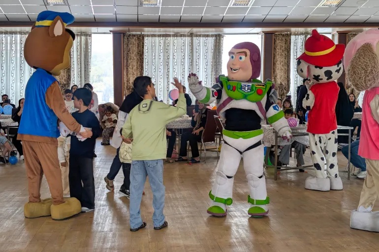 Bệnh viện nhi ở Tehran giữ vững hy vọng và nụ cười trong thời chiến – Ảnh: Maziar Motamedi/Al Jazeera