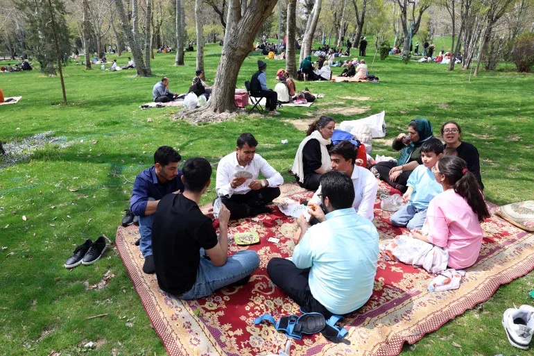 Người dân Iran kỷ niệm Ngày Thiên nhiên Iran, gọi là “Sizdah Bedar” và đánh dấu ngày thứ 13 của Nowruz (Tết cổ truyền Ba Tư), tại một công viên ở Tehran, Iran vào ngày 2/4/2026 - Ảnh: Abedin Taherkenareh/EPA