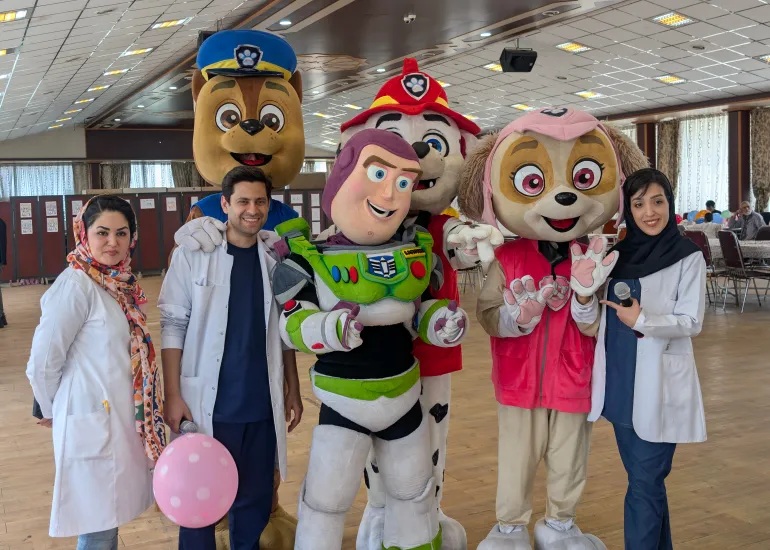 Các y tá, bác sĩ hy vọng niềm vui sẽ giúp các bệnh nhi quên đi phần nào nỗi ám ảnh chiến tranh - ảnh: Maziar Motamedi/Al Jazeera