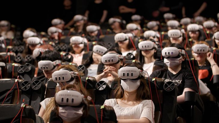 Khán giả đeo kính thực tế ảo khi xem một cảnh trong buổi hòa nhạc thực tế ảo CHA EUN-WOO VR CONCERT : MEMORIES của ca sĩ Cha Eun-woo tại một rạp chiếu phim ở Seoul, tháng 6 năm 2025. Ảnh do AMAZE