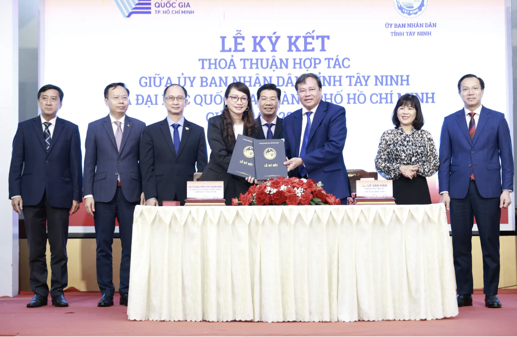 Lãnh đạo ĐHQG-HCM và UBND tỉnh Tây Ninh ký kết hợp tác dưới sự chứng kiến của hai bên - Ảnh: VNUHCM