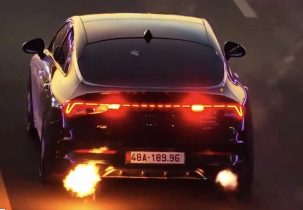 Xe con phun lửa khi đang lưu thông trên đường - ảnh: MXH