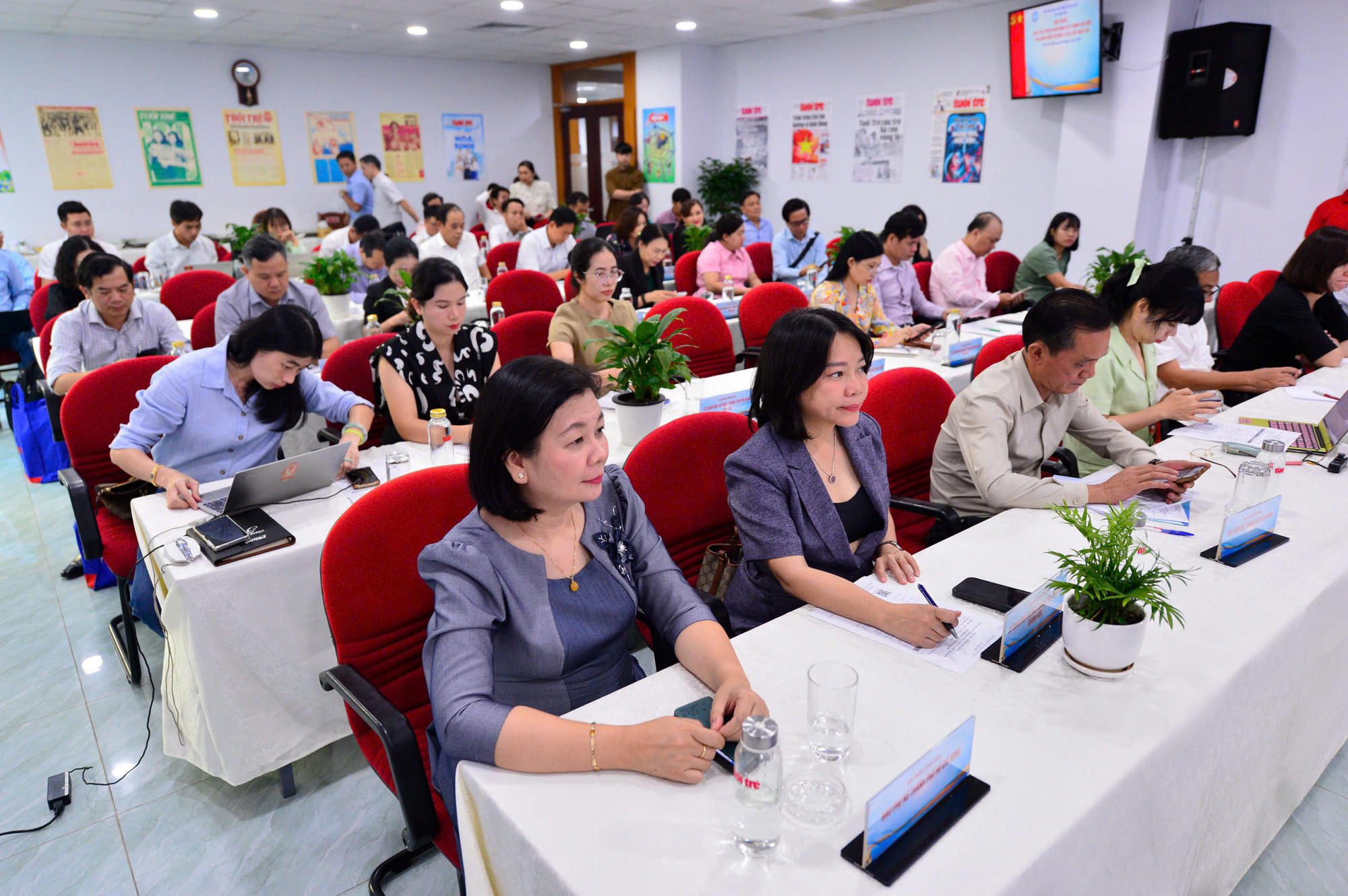 Bà Lý Việt Trung - Tổng biên tập Báo Phụ nữ TPHCM (bìa trái, hàng đầu) tại hội thảo - Ảnh: Cát Quân