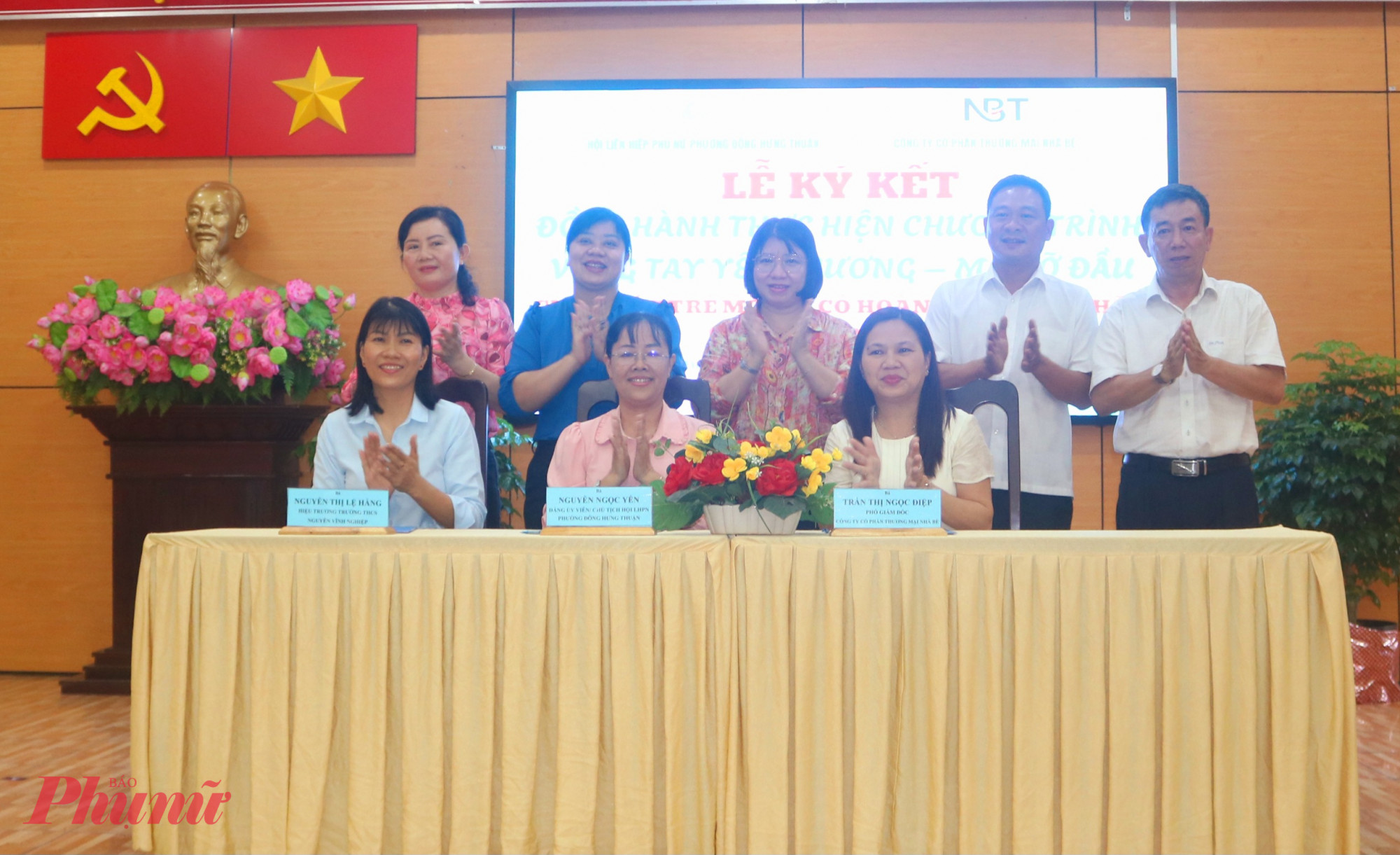 Đại diện các đơn vị ký kết nội dung cùng thực hiện chương trình “Vòng tay yêu thương – Mẹ đỡ đầu” chăm lo trẻ em mồ côi có hoàn cảnh khó khăn, giai đoạn 2026 – 2027  - Ảnh: Mẫn Nhi