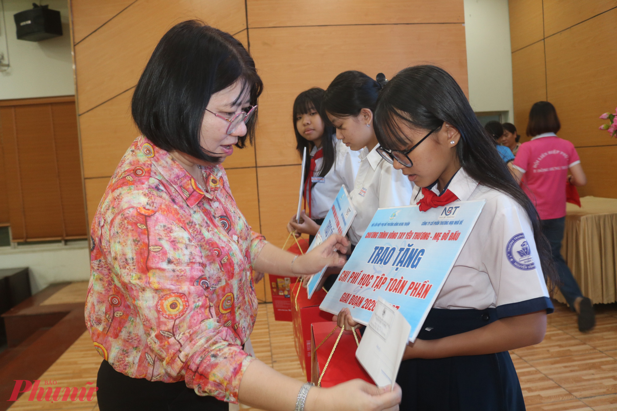 Tại lễ ký kết, ban tổ chức tặng  5 phần quà động viên 5 học sinh. Mỗi phần gồm 1 giỏ bánh và 500.000 đồng tiền mặt. Trong ảnh, bà Trần Thị Huyền Thanh – Bí thư Đảng ủy, Chủ tịch HĐND phường Đông Hưng Thuận – trao quà đến các em - Ảnh: Mẫn Nhi