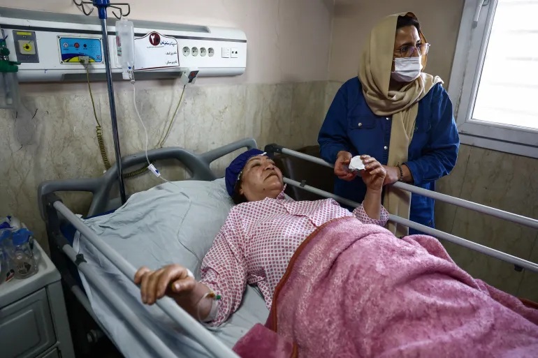 Một phụ nữ Iran bị thương trong vụ tấn công của liên minh Mỹ - Israel, hiện được điều trị tại Bệnh viện Imam Ali ở thành phố Karaj vào ngày 3/4 - Ảnh: Majid Asgaripour/West Asia News Agency