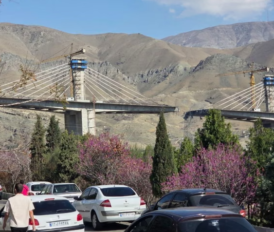 Cầu B1 nối Karaj với Tehran, bị Mỹ ném bom vào ngày 2 tháng 4. Ảnh: X/MAMLEKATE