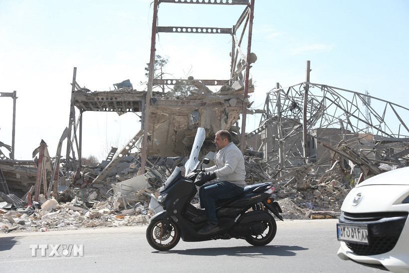 Đống đổ nát do xung đột tại Tehran, Iran. (Ảnh: THX/TTXVN)