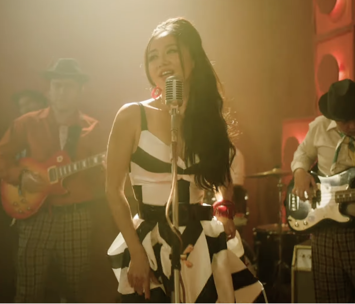 Hình ảnh đầu tiên của Văn Mai Hương trên phim được hé lộ