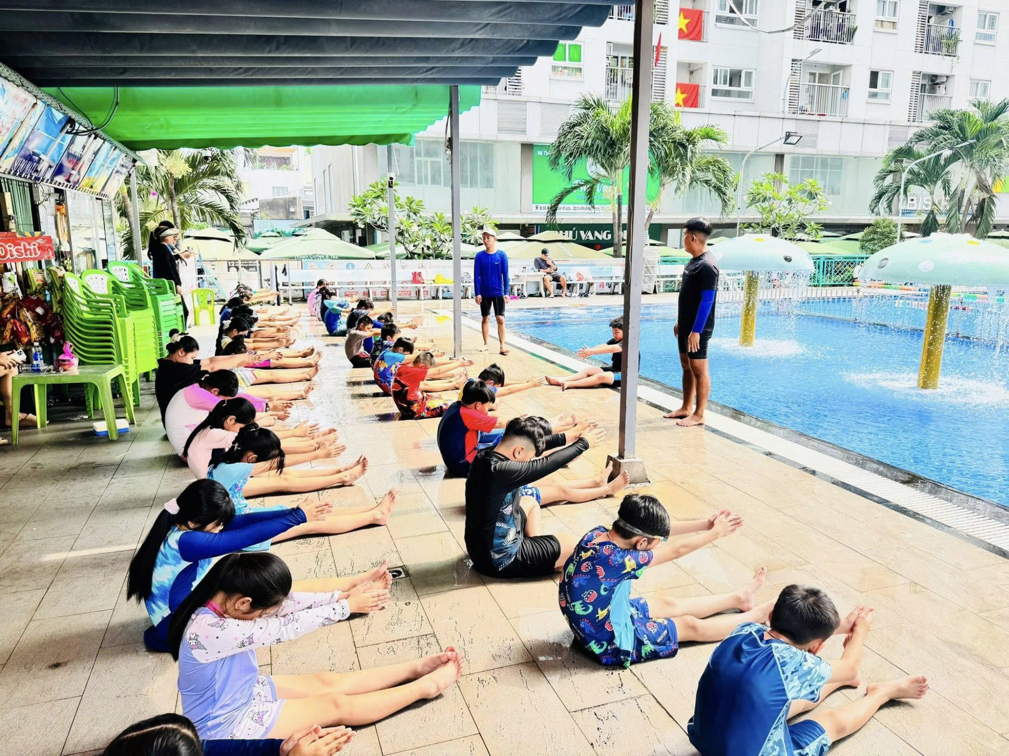 Học sinh Trường tiểu học Thuận Kiều (phường Đông Hưng Thuận) tham gia phổ cập bơi năm học 2025-2026