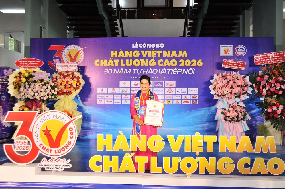 Bà Nguyễn Thu Thủy - đại diện Vedan Việt Nam nhận chứng nhận Hàng Việt Nam chất lượng cao 2026 từ Ban tổ chức - Ảnh: Vedan Việt Nam