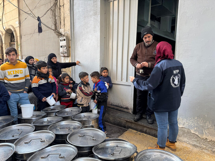 Những đứa trẻ chờ đợi để được phân phát lương thực tại Syria - Ảnh: WFP