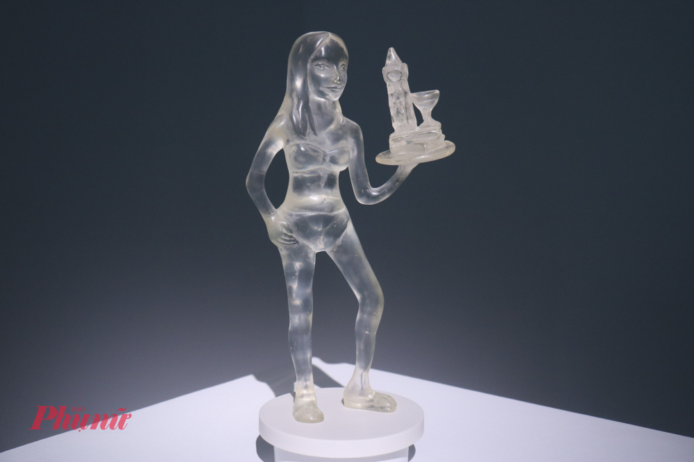Tác phẩm resin đúc Hospitality Girl của nghệ sĩ Anh-Phuong Nguyen