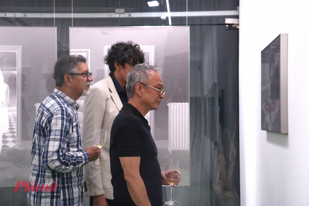 Đêm khai mạc thu hút nhiều khách tham quan, thưởng lãm