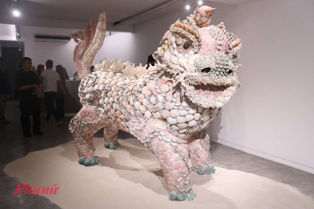 Tác phẩm Lân Sư Hồ làm tỉ mỉ từ vỏ ốc, vỏ sò, xác san hô, mây, giấy bồi... của nghệ sĩ Tường Danh