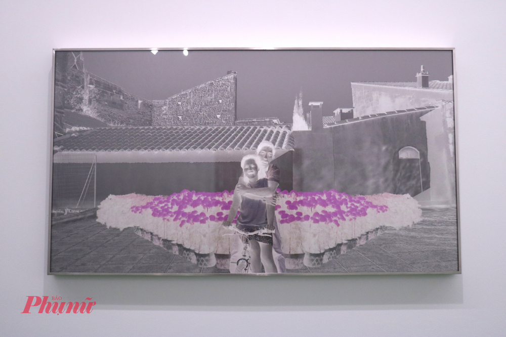 Sự đảo ngược màu sắc mang đến những trải nghiệm rất riêng cho những tác phẩm tại triển lãm