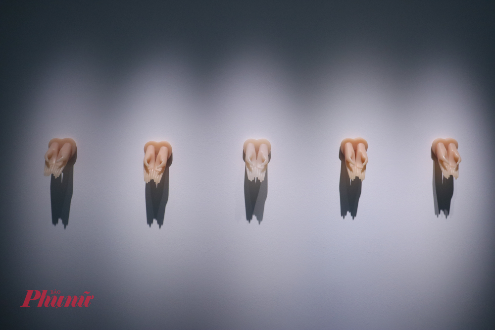 Tác phẩm silicon gợi nhắc đến hình ảnh những đôi bàn tay lao động miệt mài của người phụ nữ