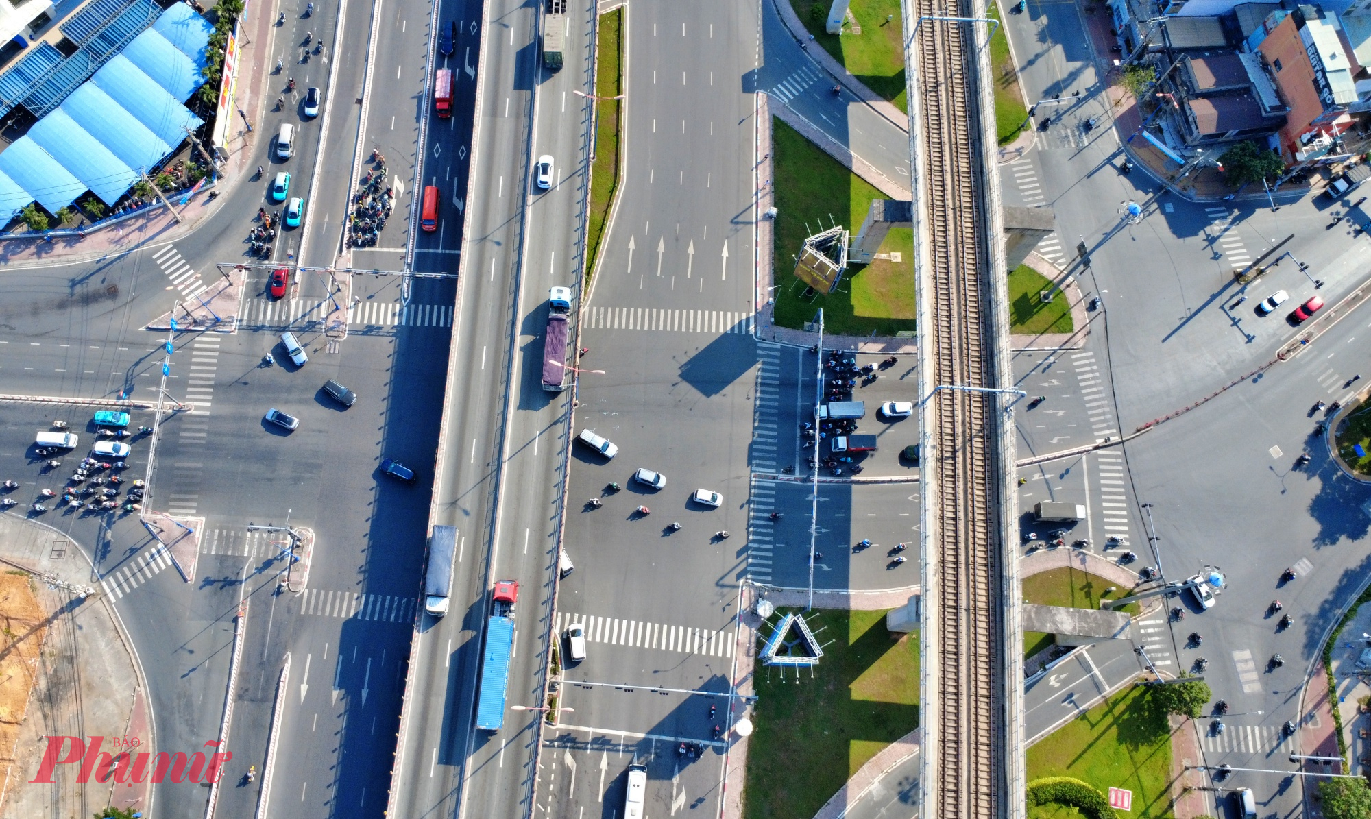 Dù có cầu vượt thép nhưng do lưu lượng xe container quá lớn khiến nút giao này thường xuyên bị quá tải, ùn ứ khi có xe gặp sự cố.