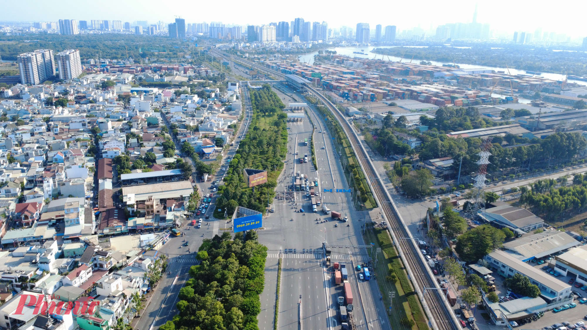 Nút giao Tây Hòa gần cảng Phước Long nên lượng xe container thường xuyên phải dừng dừng chờ đèn đỏ để ra vào cảng gây ùn tắc giao thông.