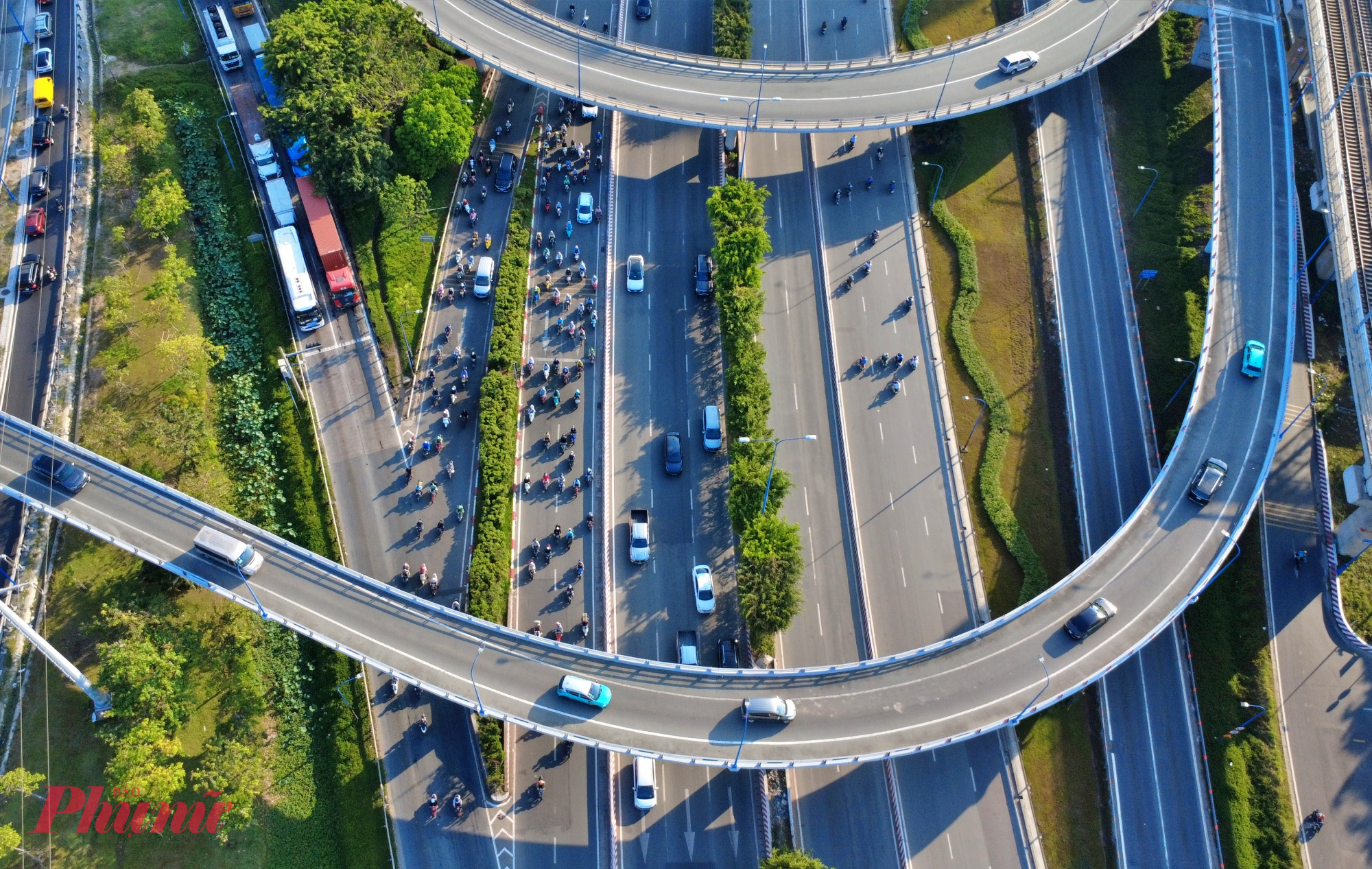 Hiện nút giao này thường xuyên bị ùn ứ do dòng xe từ đường Mai Chí Thọ đổ về Võ Nguyên Giáp phải dừng chờ đèn đỏ.