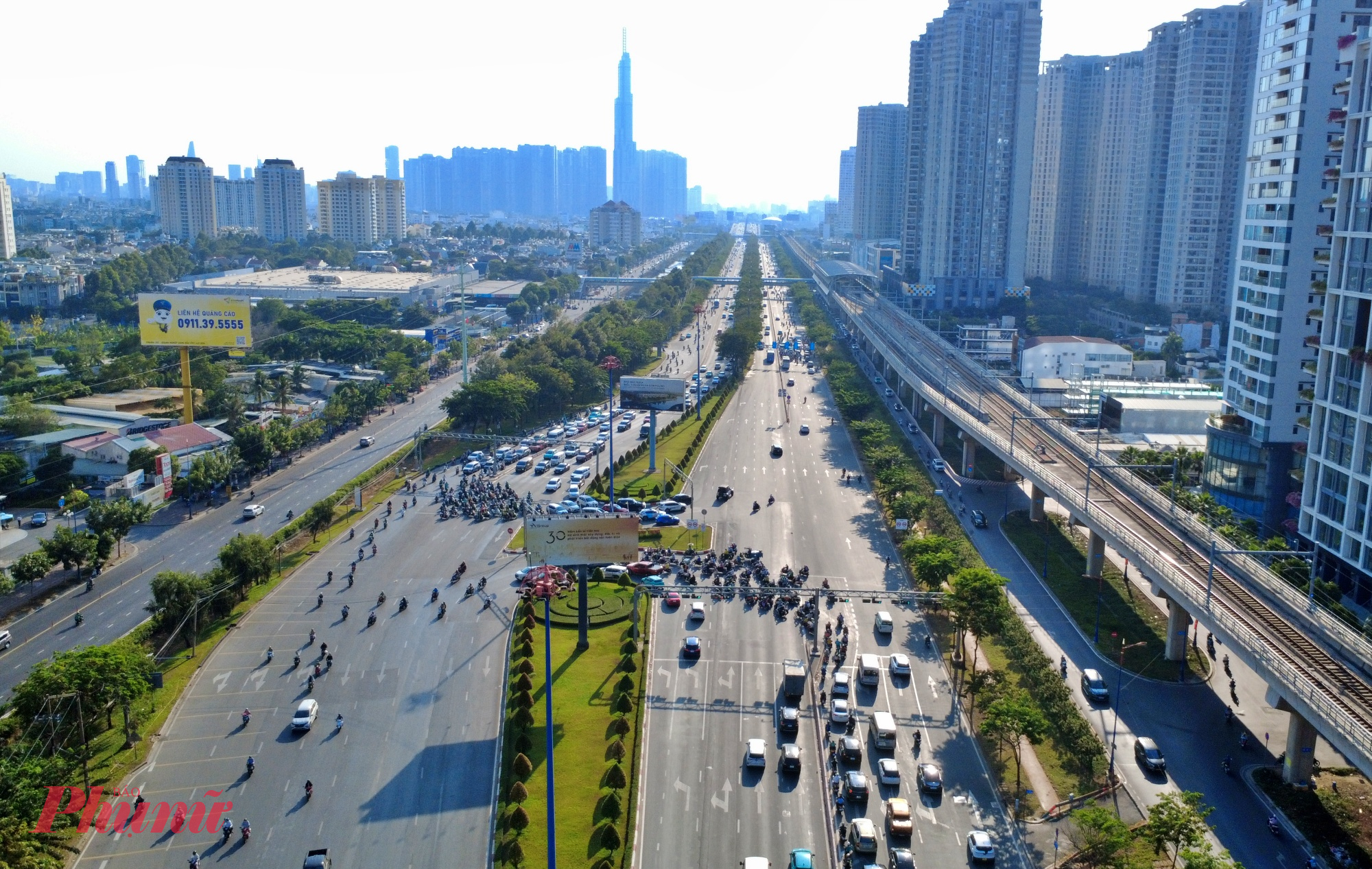 Theo phương án đề xuất, 5 nút giao trọng điểm sẽ được đầu tư xây dựng khác mức gồm nút giao quay đầu An Phú, nút giao ngã ba Cát Lái, nút giao Tây Hòa, nút giao Ngã tư Thủ Đức và nút giao Khu Công nghệ cao. Dự án có tổng mức đầu tư gần 3.450 tỉ đồng, trong đó chi phí xây dựng khoảng 2.556 tỉ đồng. Ảnh chụp tại nút giao quay đầu An Phú trên xa lộ Hà Nội.