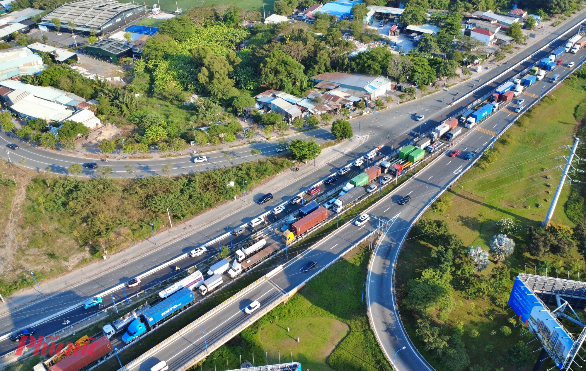 Dòng xe tải, container ùn tắc trên trục đường Mai Chí Thọ hướng từ nút giao An Phú (nút giao 3 tầng đang xây dựng) đến đường Võ Nguyên Giáp