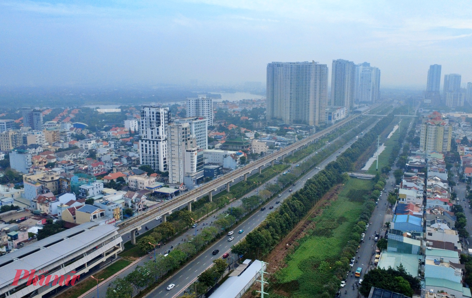 Mới đây, UBND TPHCM đã chấp thuận giao lập báo cáo nghiên cứu tiền khả thi dự án tăng cường năng lực thông hành tuyến đường Võ Nguyên Giáp - Xa lộ Hà Nội - Quốc lộ 1 (đoạn từ Cầu Sài Gòn đến Nút giao Tân Vạn) theo phương thức đối tác công tư (PPP), gọi tắt là dự án Xa lộ Hà Nội 2. Dự án có tổng chiều dài nghiên cứu khoảng 15,4km, thuộc cấp công trình giao thông cấp đặc biệt. Điểm nhấn đáng chú ý là việc cải tạo 5 nút giao lớn nhằm hình thành 6 làn xe lưu thông liên tục, không dừng, với vận tốc thiết kế 80km/h.