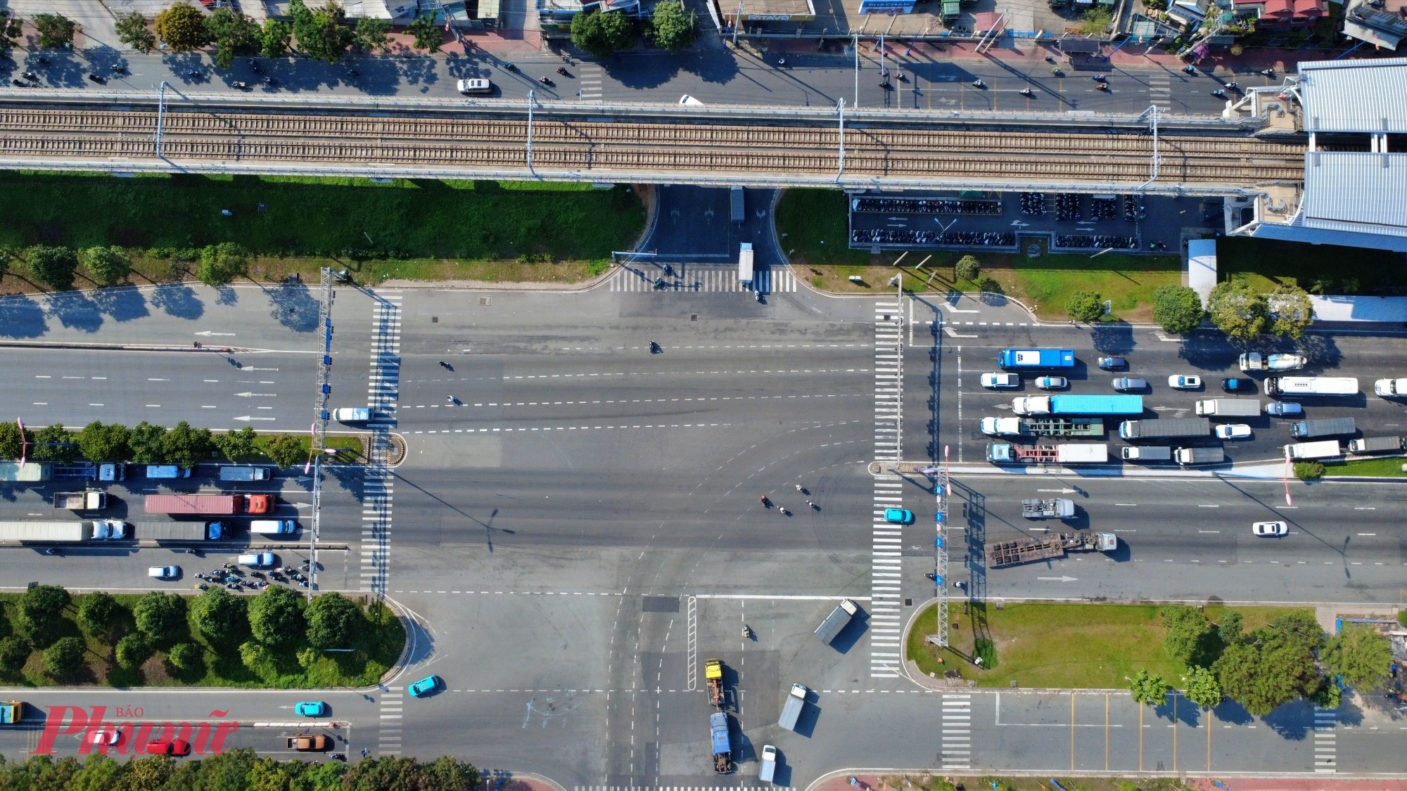 Đường xa lộ Hà Nội qua nút giao khu Công nghệ cao có từ 8 - 10 làn xe nhưng cũng thường xuyên bị ùn ứ do dòng xe dừng chờ đèn đỏ kéo dài.