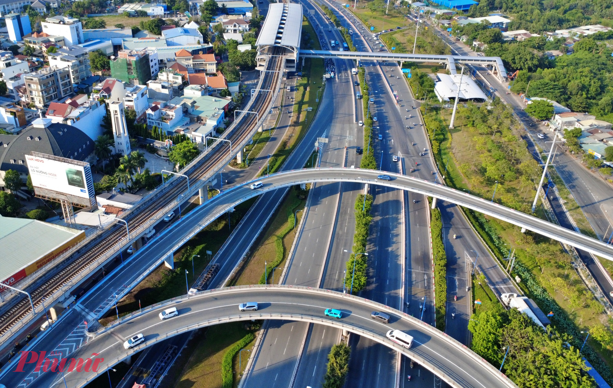 Theo Sở Xây dựng TPHCM, trục đường Xa lộ Hà Nội - Võ Nguyên Giáp - Quốc lộ 1 là tuyến giao thông huyết mạch, kết nối nội đô với các tỉnh phía Đông và cụm cảng Cát Lái - Phú Hữu. Hiện nay, tuyến đường này phải “gánh” lưu lượng phương tiện rất lớn, đặc biệt là xe tải nặng và container. Tình trạng ùn tắc thường xuyên xảy ra, nhất là vào giờ cao điểm hoặc dịp lễ, tết, gây áp lực lớn lên hạ tầng và tiềm ẩn nguy cơ tai nạn giao thông.